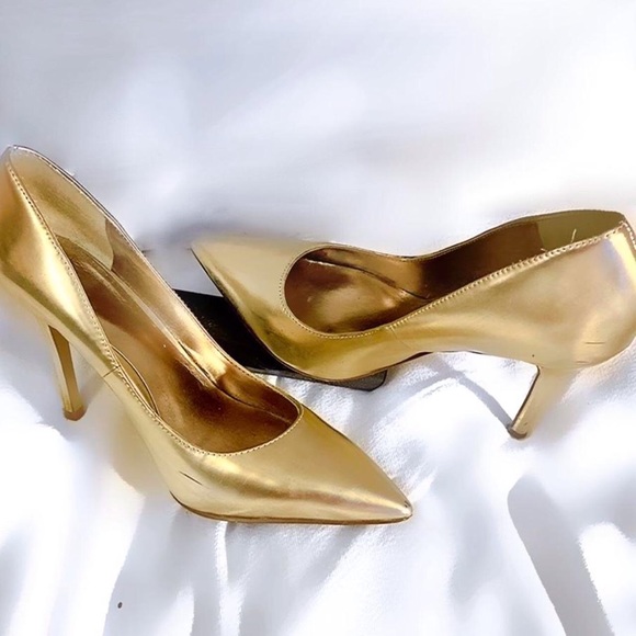 Truth or Dare Gold Pointed Toe Heels. Size 8 - Picture 5 of 9